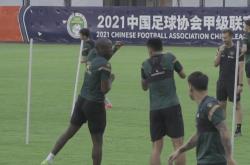 包含浙江绿城主场逼平泰达，积分榜略显不足的词条