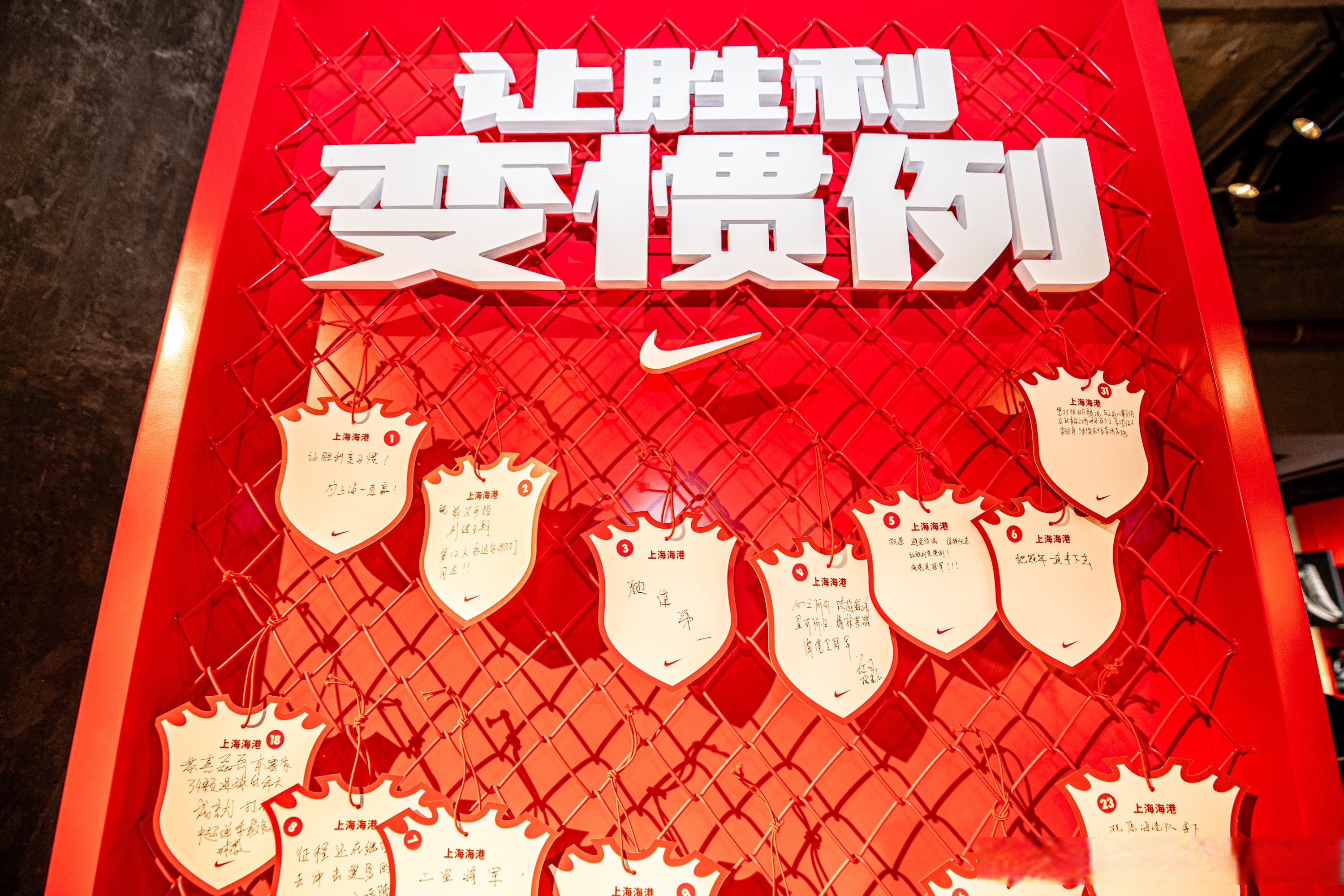 球队在比赛中全力以赴，向胜利迈进